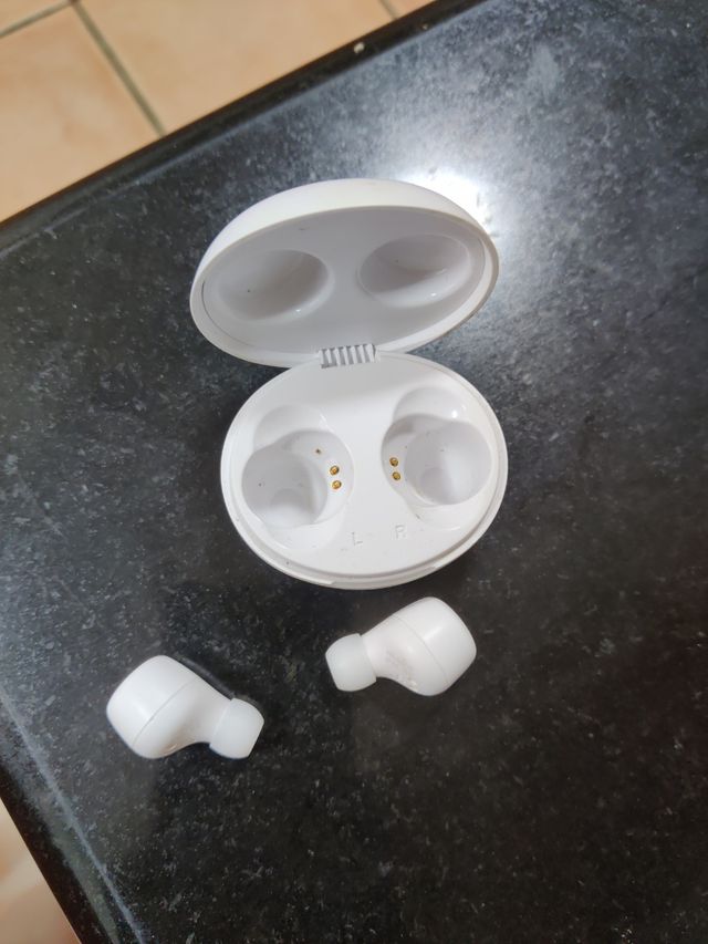 Auriculares inalámbricos JVC blancos.