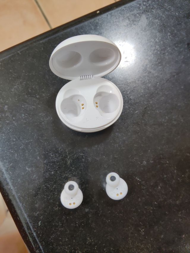 Auriculares inalámbricos JVC blancos.