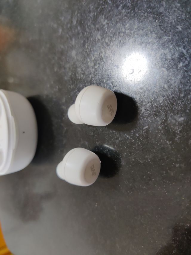 Auriculares inalámbricos JVC blancos.
