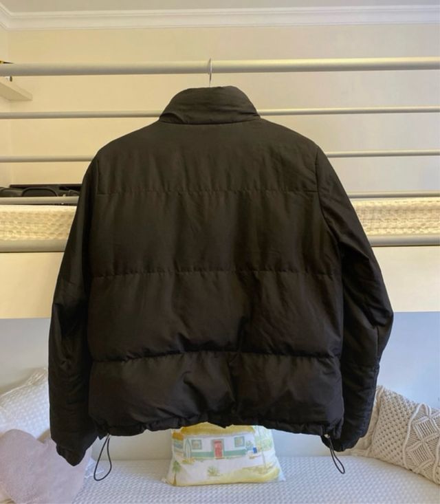 Abrigo negro acolchado