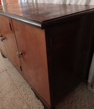 Comò e tavolo da comodino classici 