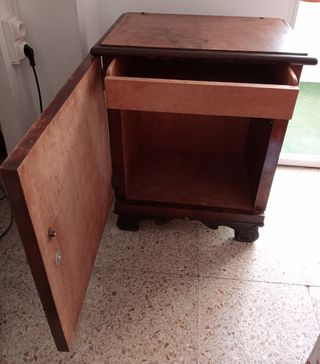 Comò e tavolo da comodino classici 