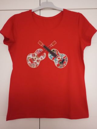 Camiseta roja con guitarras