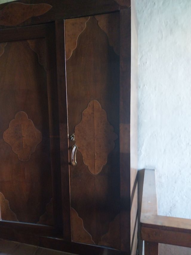 Armadio antico in legno