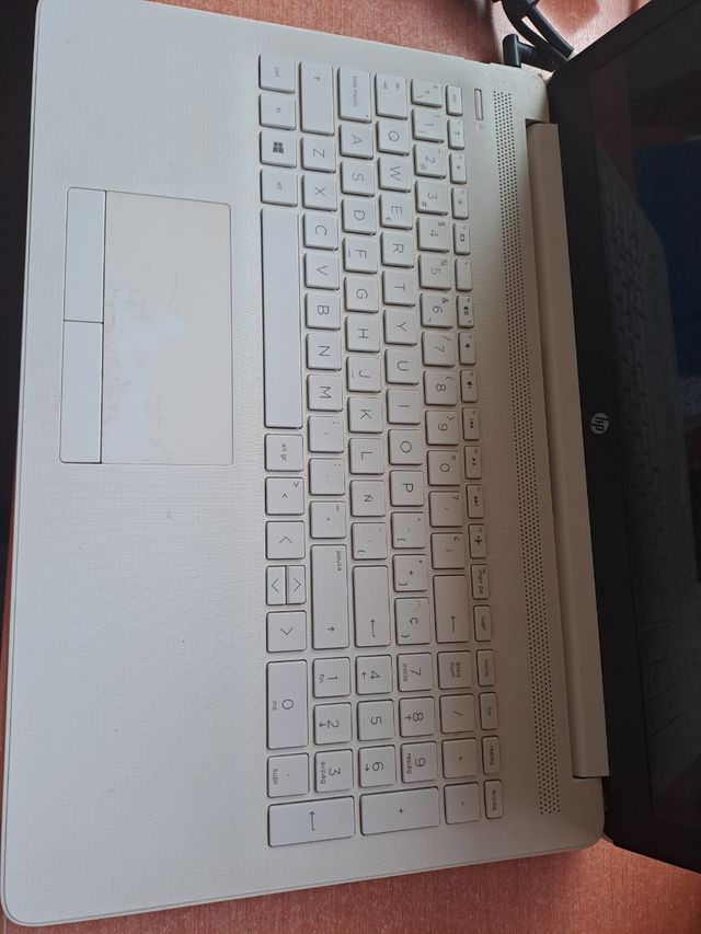 Portátil HP blanco - batería a cambiar