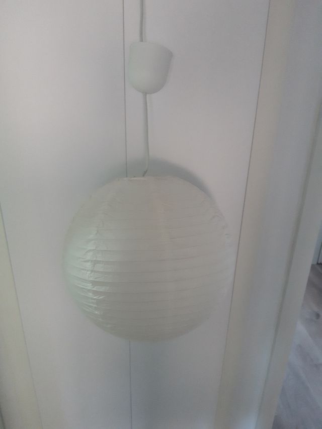 Lampada in carta bianca.