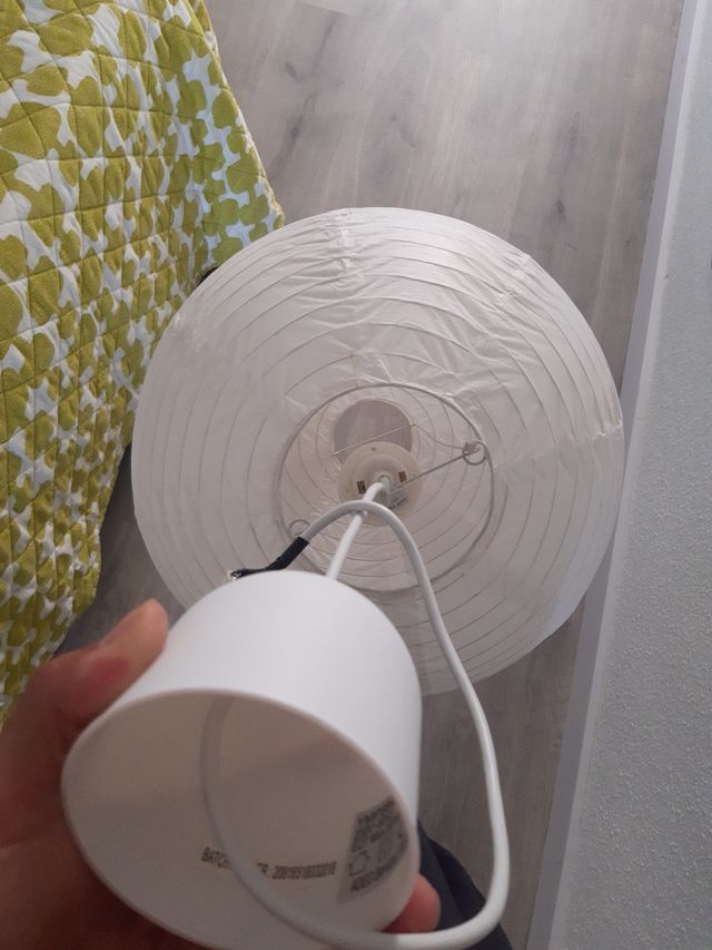 Lampada in carta bianca.