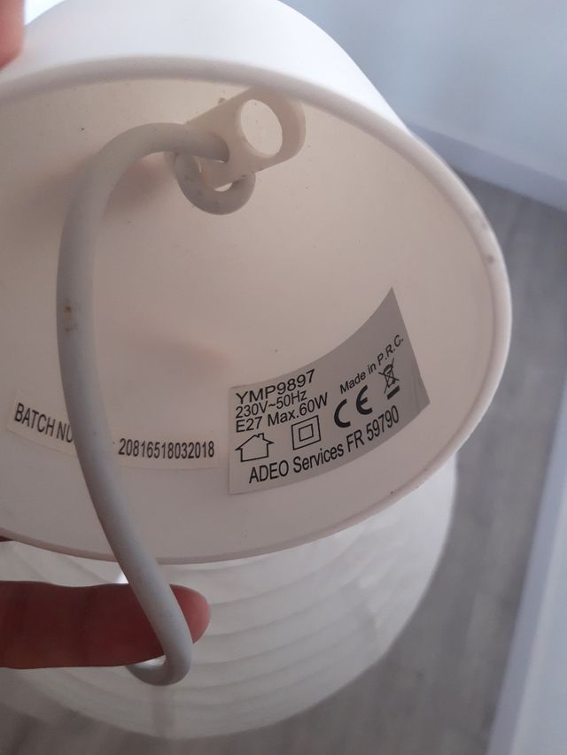 Lampada in carta bianca.