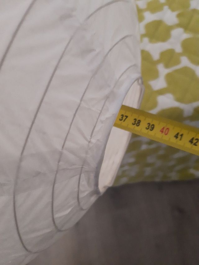 Lampada in carta bianca.