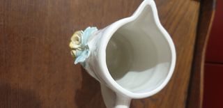 Brocchetta in ceramica bianca con decoro floreale