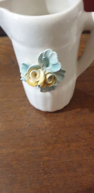 Brocchetta in ceramica bianca con decoro floreale