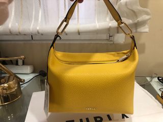 Bolso piel Furla amarillo.