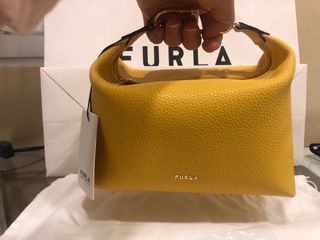 Bolso piel Furla amarillo.