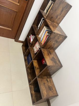 Libreria angolare marrone in legno