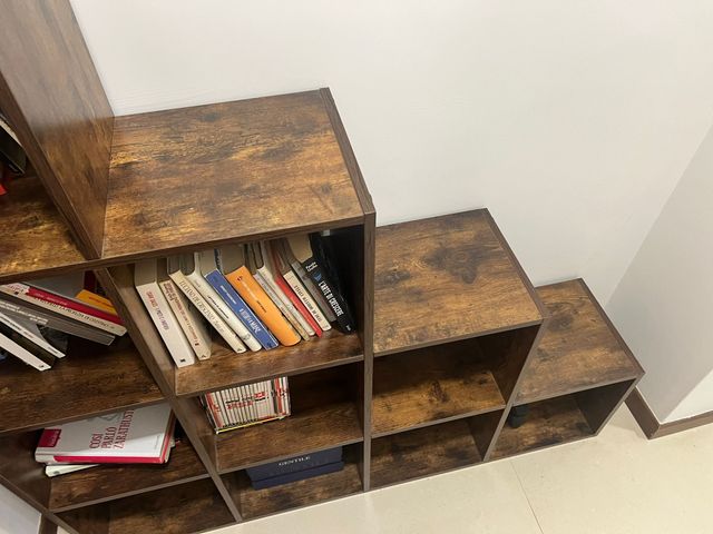 Libreria angolare marrone in legno