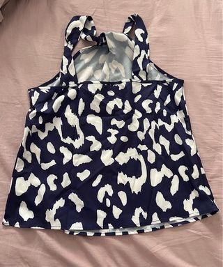Top azul y blanco