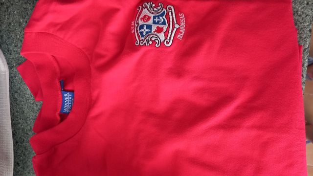 Camiseta roja del uniforme colegio Irlandesas
