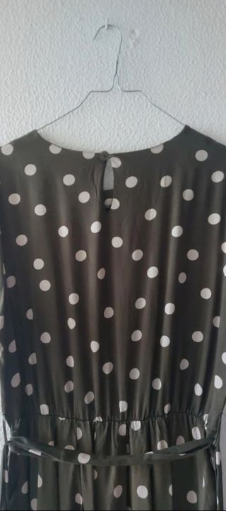 Vestido verde oliva com bolinhas brancas.