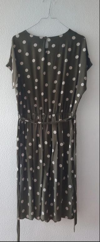 Vestido verde oliva com bolinhas brancas.