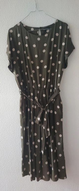 Vestido verde oliva com bolinhas brancas.