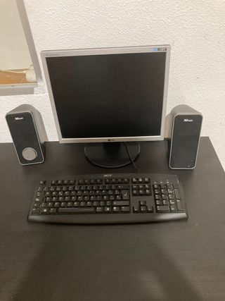 Monitor LG + teclado Acer + altavoces Trust