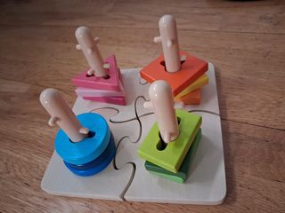 Puzzle apilable Hape de madera.