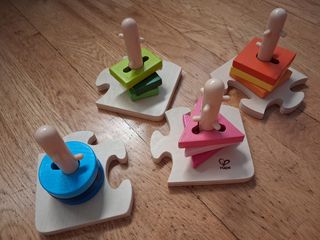 Puzzle apilable Hape de madera.