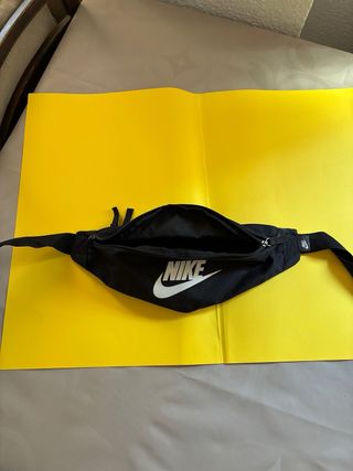 Riñonera Nike negra c/blanco