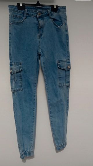 Vaqueros cargo azules con bolsillos laterales 