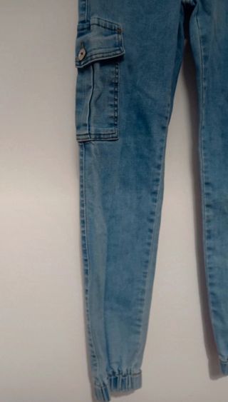 Vaqueros cargo azules con bolsillos laterales 