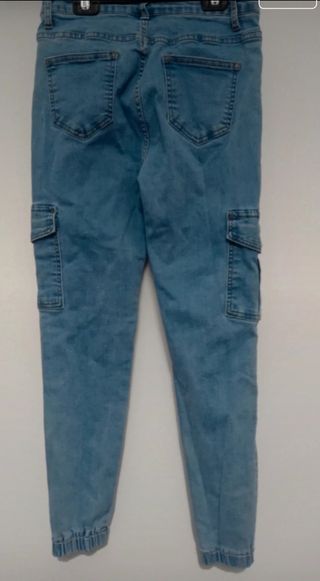 Vaqueros cargo azules con bolsillos laterales 