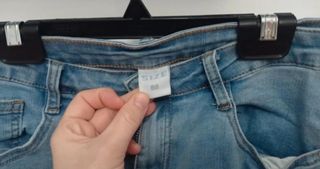 Vaqueros cargo azules con bolsillos laterales 