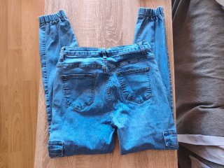 Vaqueros cargo azules con bolsillos laterales.