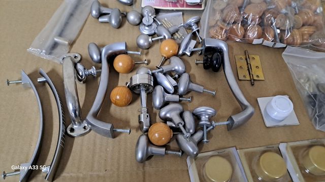 Tiradores , pomos cocina y maletas.