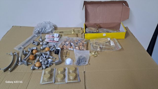 Tiradores , pomos cocina y maletas.