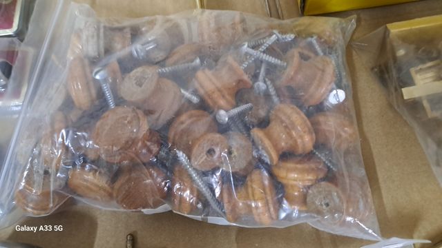 Tiradores , pomos cocina y maletas.