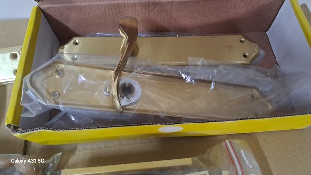 Tiradores , pomos cocina y maletas.