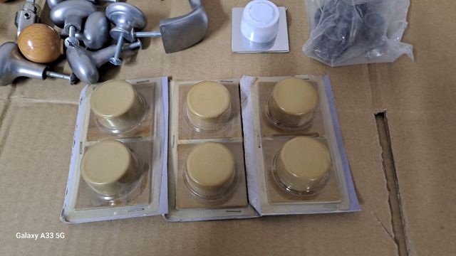 Tiradores , pomos cocina y maletas.