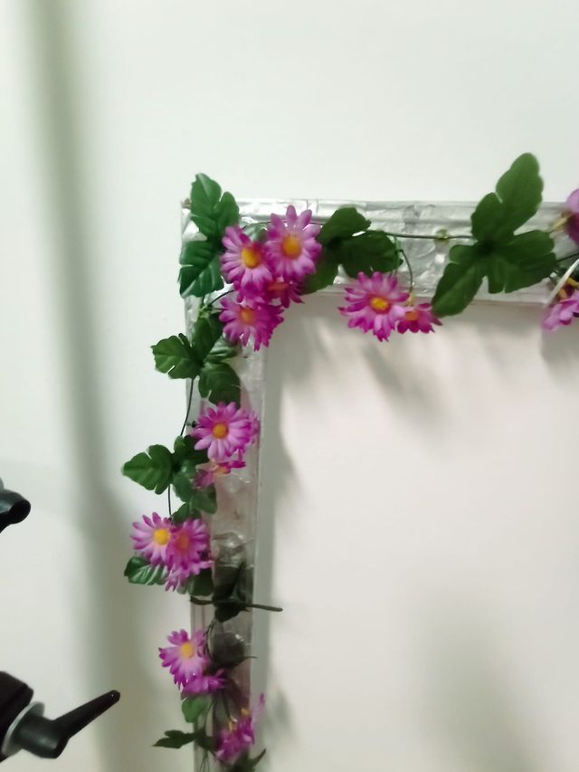 Marco plateado con flores - Decoración