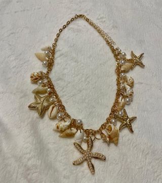 Collar conchas dorado y blanco