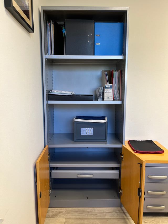 Armario metálico y madera - Oficina