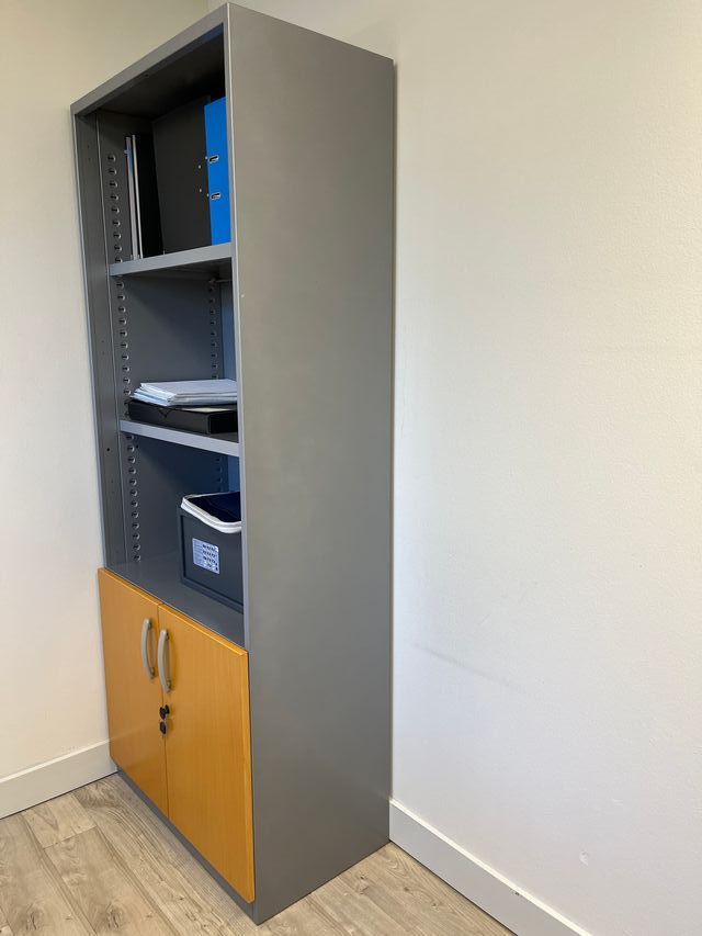 Armario metálico y madera - Oficina