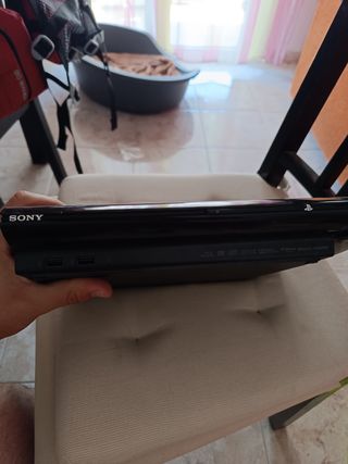 PS3 (PlayStation 3) Super Slim negra + 2 mandos
