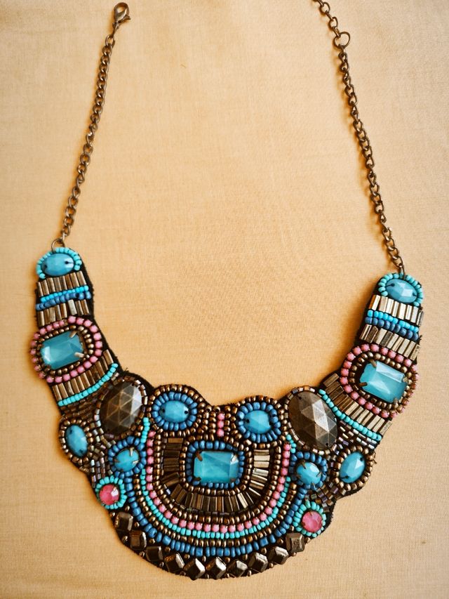 Collar multicolor con cuentas