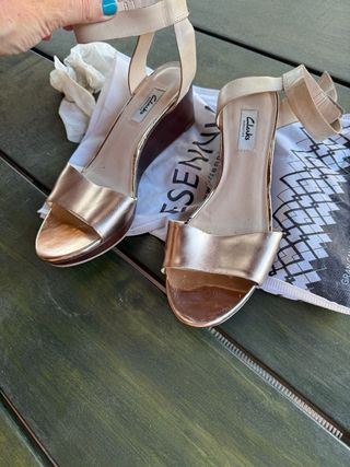 Sandalias Clarks oro rosa- casi nuevas