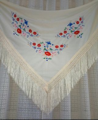 Mantón bordado, color blanco roto, diseño floral