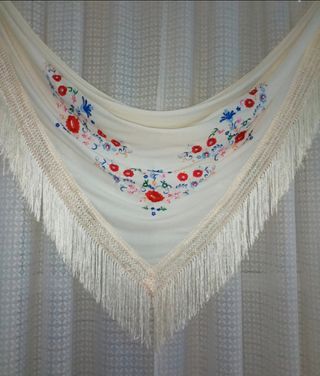 Mantón bordado, color blanco roto, diseño floral