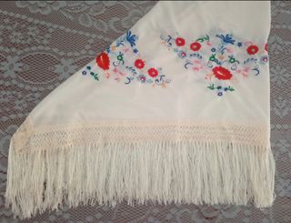 Mantón bordado, color blanco roto, diseño floral