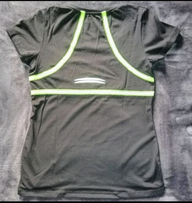 Camiseta técnica de chica a estrenar.