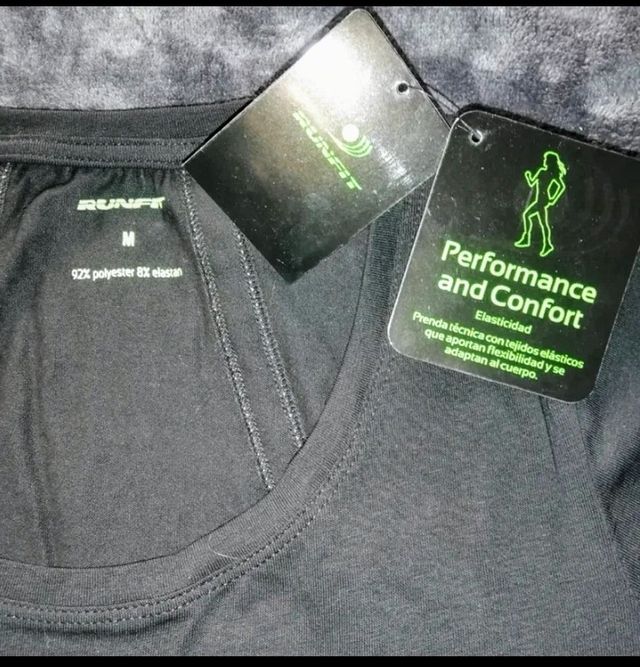 Camiseta técnica de chica a estrenar.